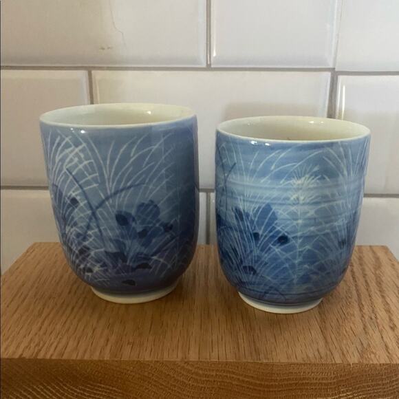 Small Asian Blue Floral White Reeds Single serving teapot two matching cups - Picture 4 of 6